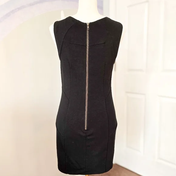Ladakh | Medium | Black Keyhole Bodycon Sleeveless Dress - Picture 3 of 10